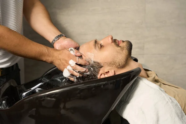 Widok Boku Zdjęcie Zrelaksowanego Dżentelmena Brunet Umytymi Włosami Salonie Fryzjerskim — Zdjęcie stockowe