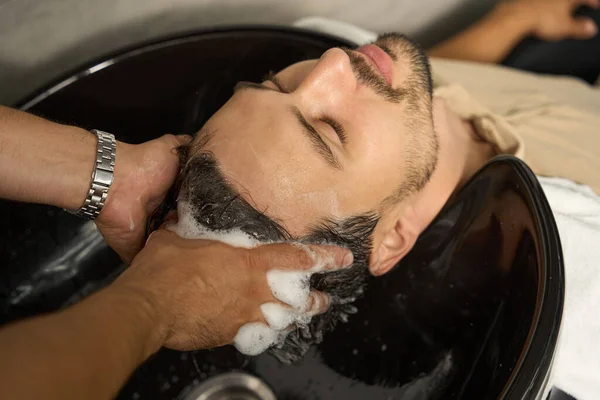 Ένα Κοντινό Πλάνο Τον Ψυχρό Μελαχρινό Άντρα Πλένει Μαλλιά Του — Φωτογραφία Αρχείου