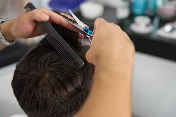 Foto Recortada Del Hombre Moreno Salón Sentado Silla Cortándose Pelo — Foto de Stock