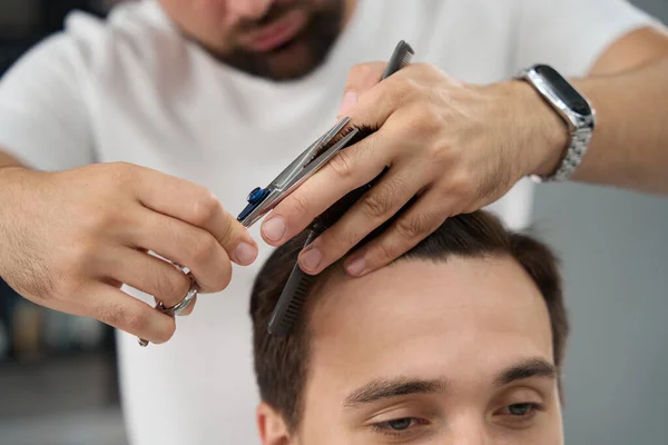 Foto Close Cortada Cabelo Qualificado Estilista Aparar Cabelo Homem Morena — Fotografia de Stock