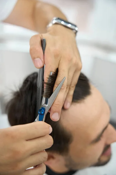 Foto Foco Seletiva Mãos Barbeiro Com Tesoura Aparando Cabelo Homem — Fotografia de Stock