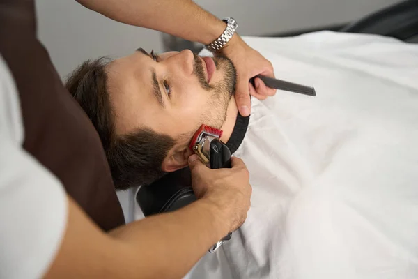 Foto Recortada Del Hombre Relajado Afeitándose Barba Peinado Por Peluquero — Foto de Stock