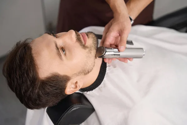 Foto Cerca Del Caballero Cabello Oscuro Con Cabeza Inclinada Hacia — Foto de Stock