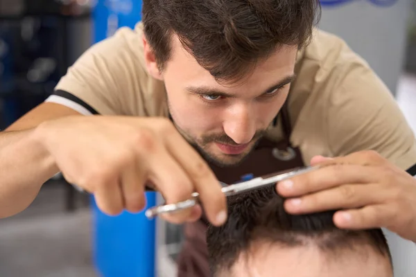 Skoncentrowany Fryzjer Patrząc Uważny Podczas Pracy Salonie Fryzjerskim Cięcia Włosów — Zdjęcie stockowe
