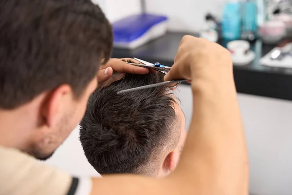 Przycięte Tylny Widok Zdjęcie Dedykowanego Fryzjera Czesanie Przycinanie Jego Włosów — Zdjęcie stockowe