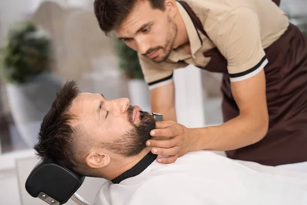 Cuidar Barbeiro Inclinado Para Cliente Enquanto Presta Atenção Aos Detalhes — Fotografia de Stock