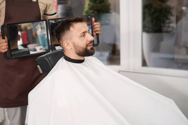 Jovem Cadeira Barbearia Olhando Impressionado Verificar Parte Trás Seu Corte — Fotografia de Stock