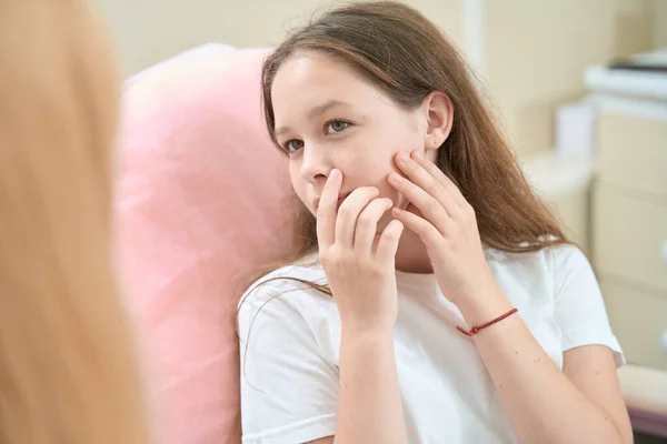 Młoda Nastolatka Odwróciła Się Bokiem Pokazała Swoją Skórę Kosmetologowi — Zdjęcie stockowe