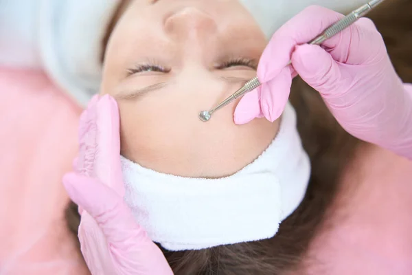 Beautician Pink Gloves Cleans Girl Forehead Uno Spoon Cosmetology Clinic — Stock Photo, Image