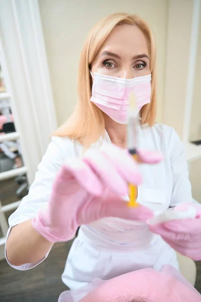 Porträt Einer Hübschen Kosmetikerin Mit Rosa Maske Und Handschuhen Die — Stockfoto