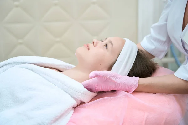 Adolescente Encontra Cadeira Rosa Salão Beleza Durante Massagem Facial Procedimentos — Fotografia de Stock