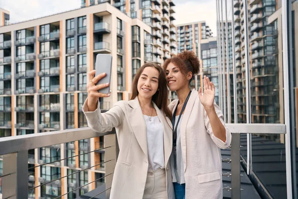 Joyous Zakenvrouw Fotograferen Zichzelf Vrouwelijke Collega Met Smartphone Balkon — Stockfoto