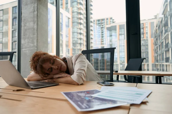 Втомилася Молода Жінка Корпоративний Працівник Лежить Офісному Столі Закритими Очима — стокове фото