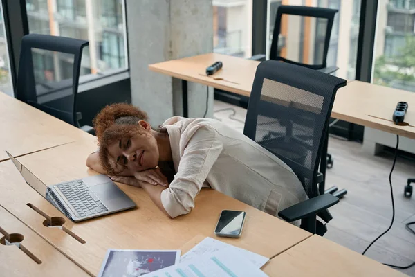 Ruhige Junge Unternehmerin Döst Auf Bürotisch Vor Ihrem Laptop — Stockfoto