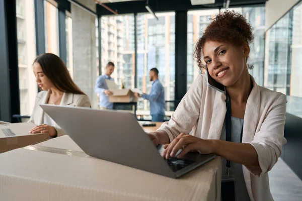 Gerente Compañía Sonriente Trabajando Ordenador Portátil Durante Conversación Telefónica Mientras — Foto de Stock