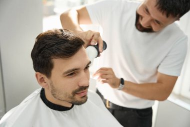 Hoş bir berberin saç tellerini, saç kesimlerini, saç kesimlerini, saç kesimlerini, saç kesimlerini, saç kesimlerini...