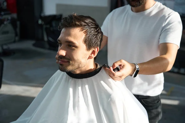 Foto Cerca Del Hombre Morena Sentado Silla Barbero Mientras Cuida —  Fotos de Stock