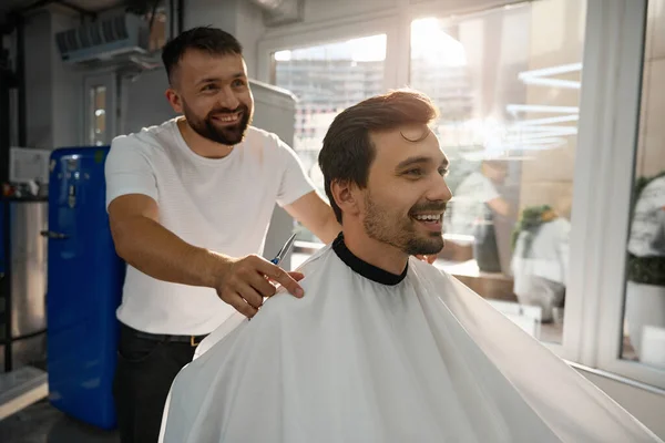 Tatmin Olmuş Esmer Adam Mutlu Berber Dükkanı Çalışanı Saç Bakımının — Stok fotoğraf