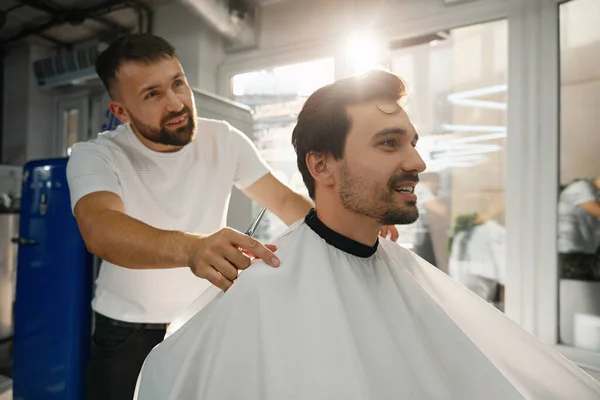 Profesjonalny Salon Fryzjerski Przygotowuje Się Strzyżenia Młodego Faceta — Zdjęcie stockowe