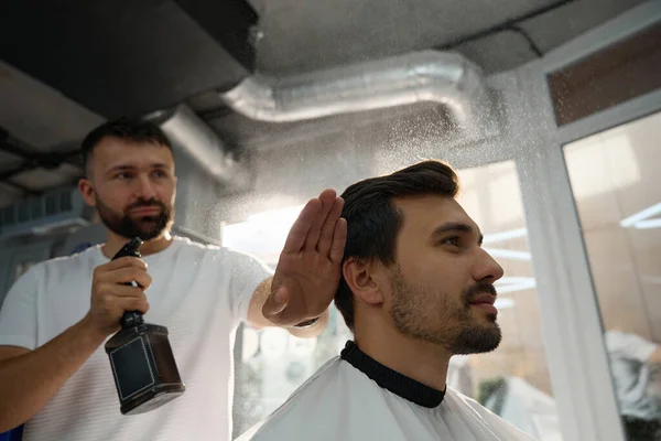 Brunette Man Enjoying Having His Hair Groomed Tended Professional Barber — Stock Photo, Image