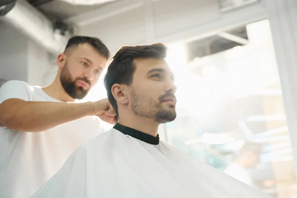 Atractivo Joven Sentado Sillón Barbero Momentos Antes Cortarse Pelo —  Fotos de Stock