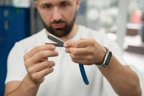 Geconcentreerde Kapper Die Recht Scheermes Opent Terwijl Hij Zich Voorbereidt — Stockfoto