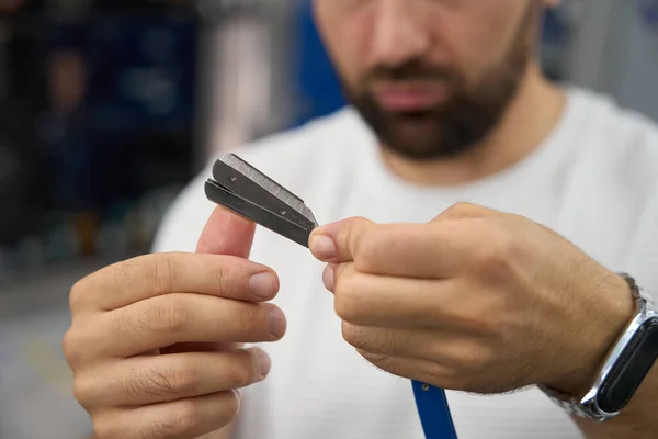 Selectieve Focusfoto Van Scherp Recht Scheermes Handen Van Een Professionele — Stockfoto