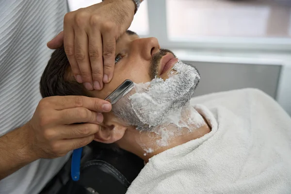 Gros Plan Visage Homme Sérieux Recouvert Mousse Rasée Par Barbier — Photo