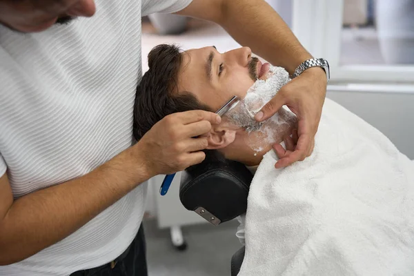 Cropped Photo Experienced Barber Using Straight Razor While Shaving Face — Stock Photo, Image