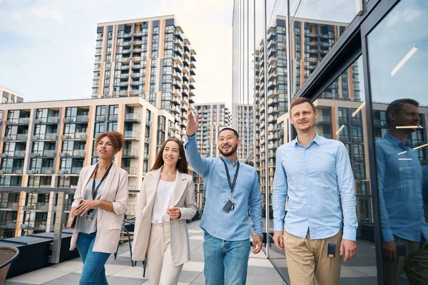 Joyous Bedrijf Werknemer Toont Iets Verte Aan Zijn Collega Tijdens — Stockfoto