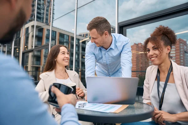 Equipo Multirracial Empresarios Que Reúnen Mesa Café Balcón Oficina — Foto de Stock