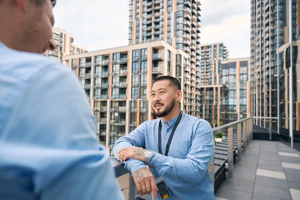 Office Employee Leaning Balcony Guardrail Looking His Coworker Conversation — Stock Photo, Image