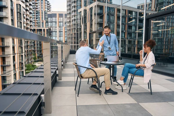 Glimlachende Werknemer Begroet Zijn Collega Aanwezigheid Van Vrolijke Vrouwelijke Collega — Stockfoto