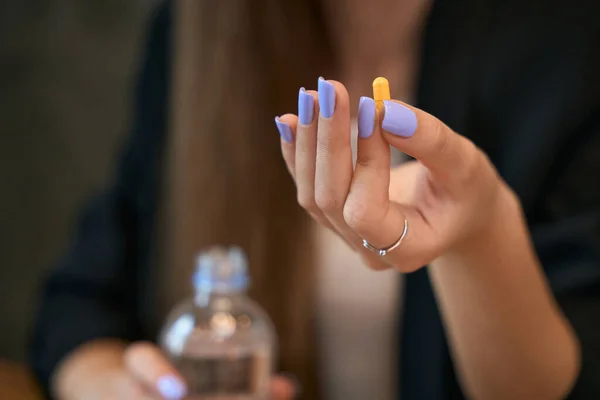 Abgeschnittenes Foto Von Person Mit Drogenkapsel Und Wasserflasche Den Händen — Stockfoto