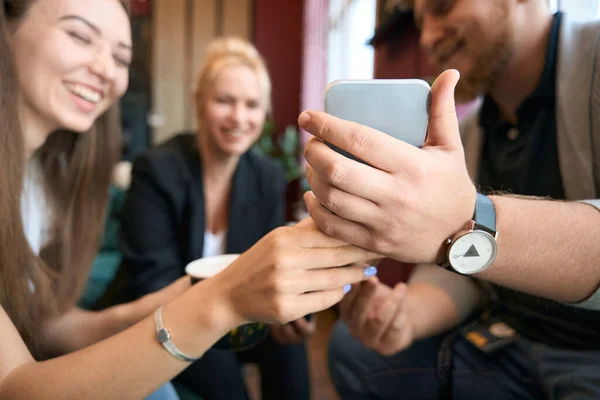 Cropped Photo Man Showing Something Mobile Phone Joyful Ladies Coffee — Stock Photo, Image