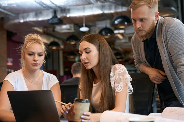 Architektin Sitzt Schreibtisch Und Zeigt Mit Bleistift Auf Laptop Bildschirm — Stockfoto