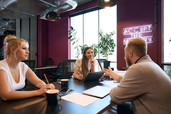 Arkitektgruppeleder Som Har Samtale Med Staben Ved Kontorbordet – stockfoto