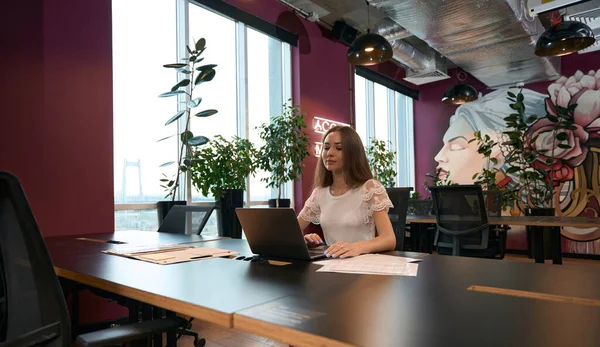 Waist Portrett Fokusert Kvinnelig Frilanser Sittende Ved Skrivebordet Laptop Screen – stockfoto