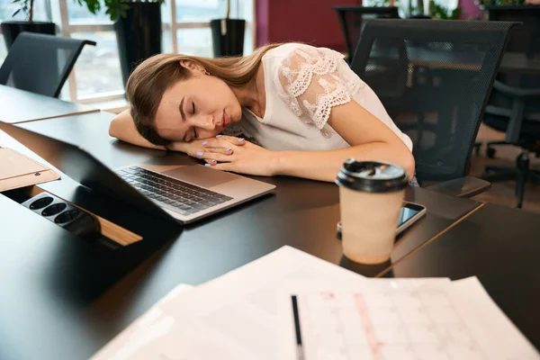 Fáradt Női Irodai Dolgozó Alszik Íróasztal Előtt Hordozható Számítógép Kávészünet — Stock Fotó