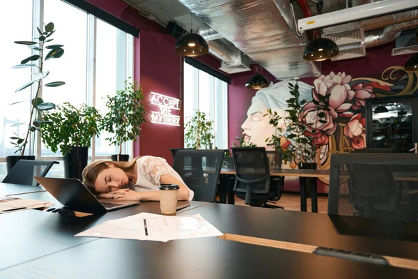 Εξαντλημένος Νέος Υπάλληλος Της Εταιρείας Κοιμάται Στο Γραφείο Μπροστά Από — Φωτογραφία Αρχείου