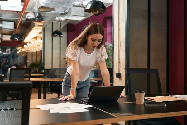 Serious Focused Female Office Employee Leaning Desk Staring Laptop Screen — Stock Photo, Image