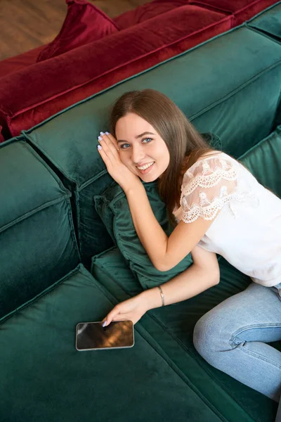 Pandangan Utama Dari Wanita Muda Yang Tersenyum Gembira Beristirahat Sofa — Stok Foto