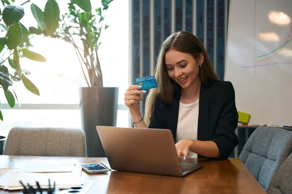 Keyifli Ofis Yöneticisi Dizüstü Bilgisayarında Bankamatik Kartıyla Masada Oturuyor — Stok fotoğraf
