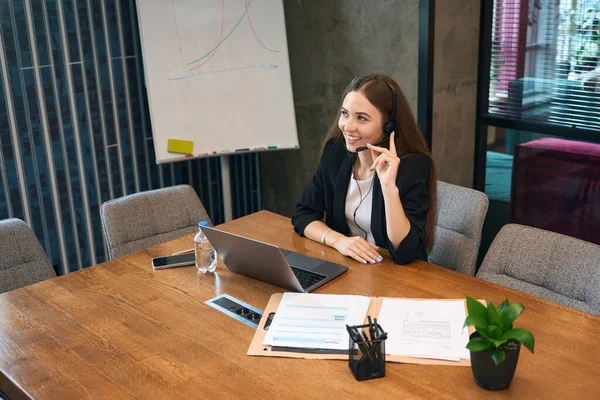 Vänliga Kontor Anställd Sitter Laptop Prata Mikrofon Videosamtal — Stockfoto