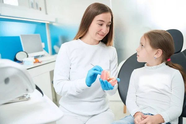 Pedodonta Patrząc Małego Pacjenta Trzymającego Rękach Model Zębów Sondę Dentystyczną — Zdjęcie stockowe
