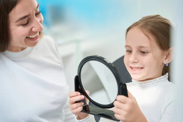 Pré Adolescente Assise Côté Stomatologue Regardant Bouche Ouverte Dans Miroir — Photo