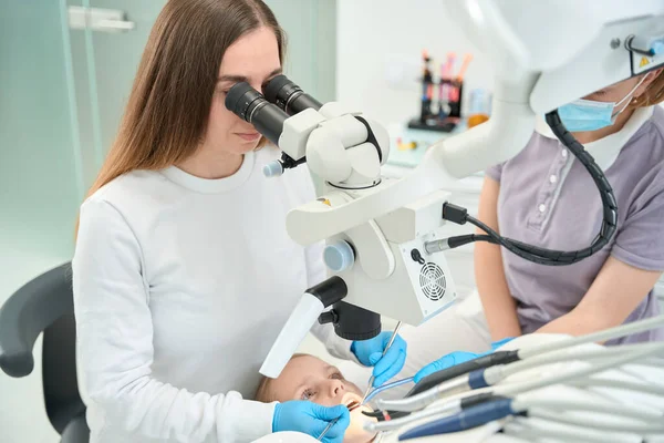 Stomatologue Expérimentée Utilisant Microscope Des Instruments Dentaires Lors Petit Examen — Photo