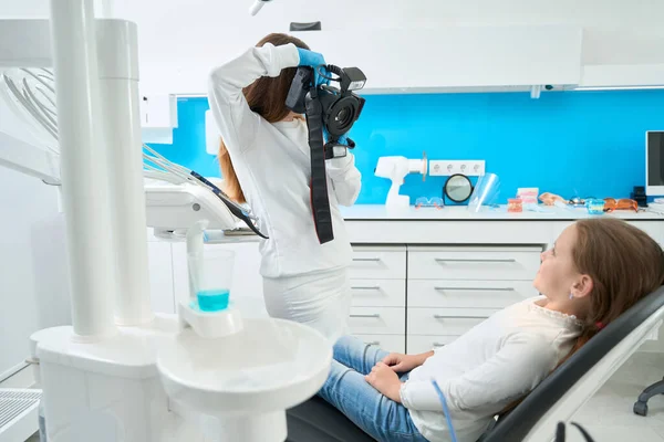 Pedodontist Fotograferen Mond Van Klein Meisje Met Digitale Camera Tijdens — Stockfoto