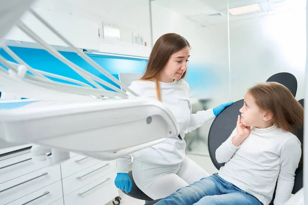 Preteen Criança Sentada Cadeira Dentária Reclamando Dor Dente Dentista Pediátrico — Fotografia de Stock