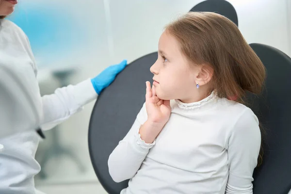 Маленькая Пациентка Сидит Кресле Жалуется Зубную Боль Своему Детскому Дантисту — стоковое фото